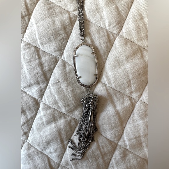 KENDRA SCOTT Rayne White Pearl Shell Pendant Necklace Silver - Picture 5 of 5